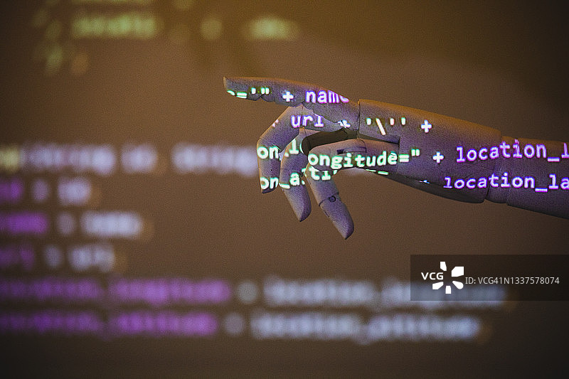 机器人手试图触碰投影的程序代码图片素材