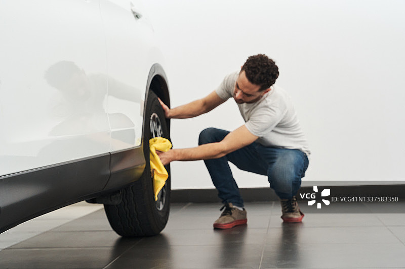 男人清洁轮辋保养汽车图片素材