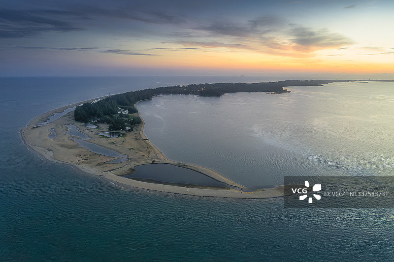 泰国北大年海湾的无人机航拍日出景象，形似新月图片素材