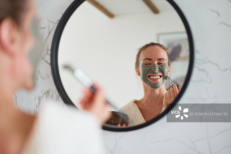 快乐的女人敷泥膜图片素材