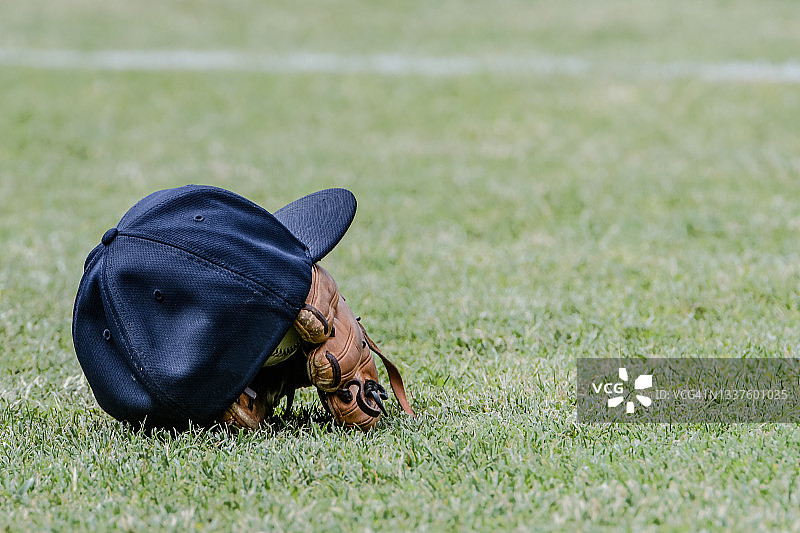 棒球帽和手套在比赛场地图片素材