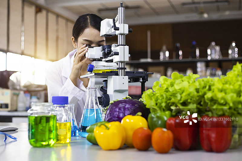 食品科学家在大学使用显微镜进行研究图片素材