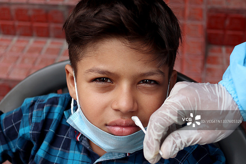 在印度进行新冠病毒检测图片素材