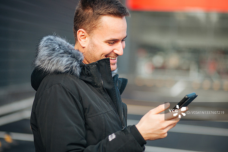 男人在户外使用手机图片素材