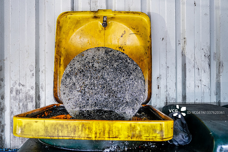 船舶用过的旧油桶图片素材