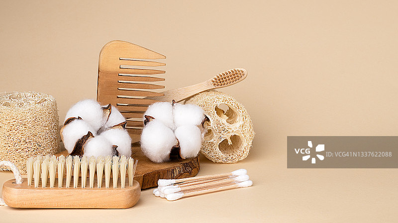 零浪费概念组合。米色背景上的沐浴配件，带有复制空间图片素材