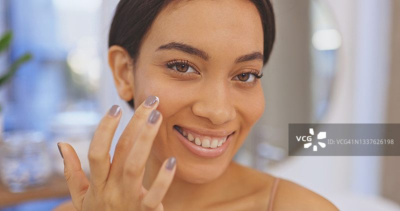 年轻女人在家进行日常护肤图片素材