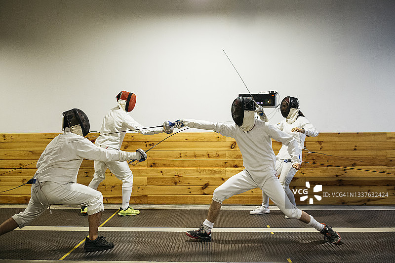 健身房内的击剑训练图片素材