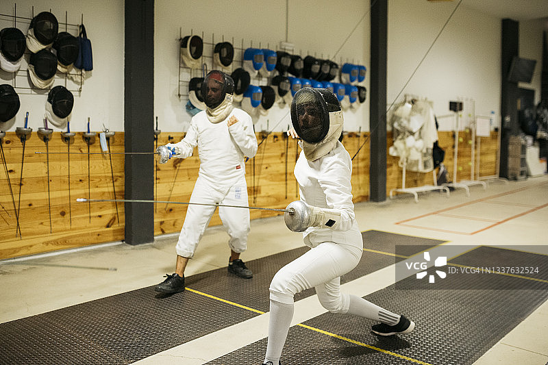 健身房内的击剑训练图片素材