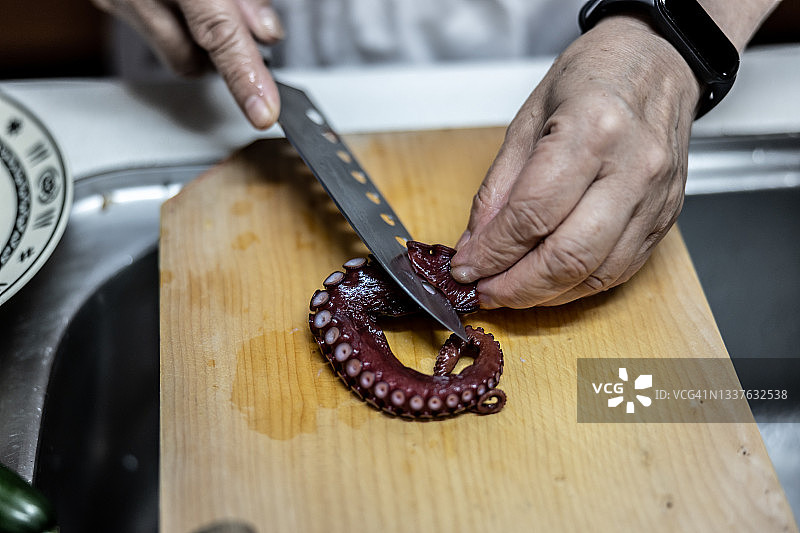 女性的手切割章鱼图片素材