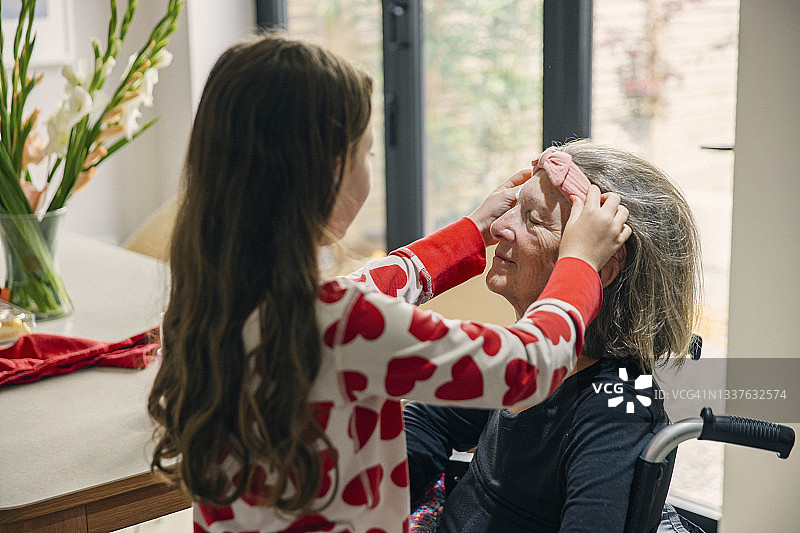 年轻女孩给祖母戴上发带图片素材
