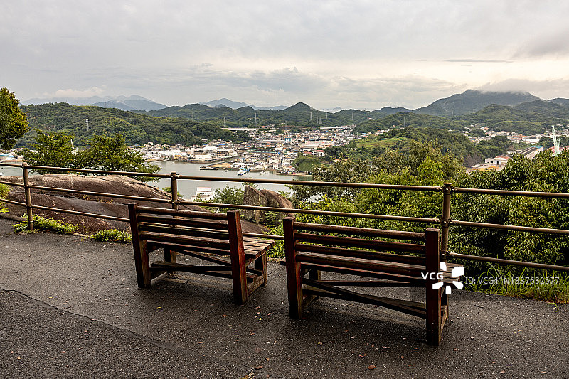 山顶上的空长椅图片素材