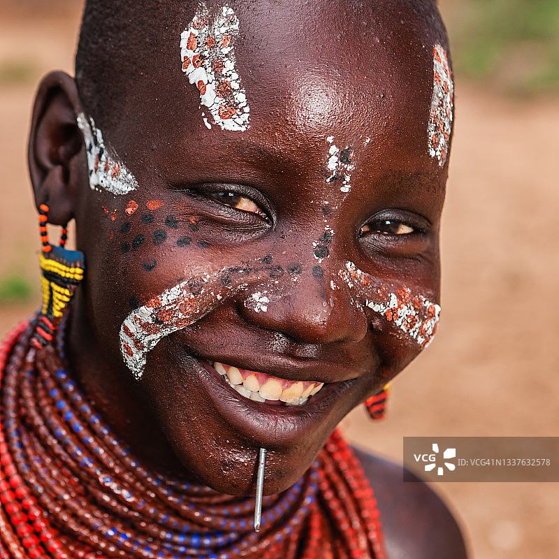 来自非洲埃塞俄比亚卡罗部落的快乐女人肖像图片素材