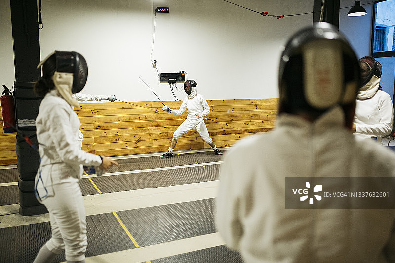 健身房内的击剑训练图片素材