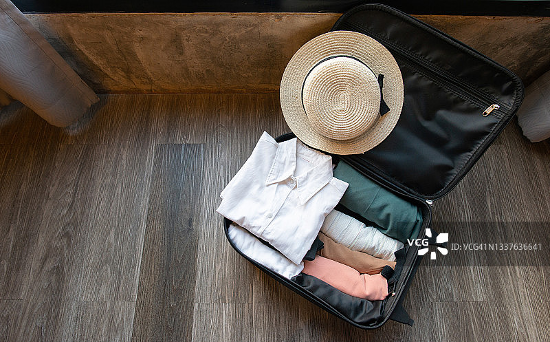 从高处拍摄的装满旅行衣物的打开的行李箱图片素材