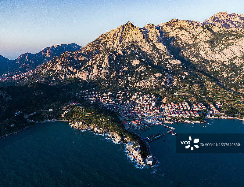 中国青岛崂山美丽的渔村图片素材