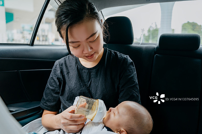母亲在车里给宝宝喂奶图片素材