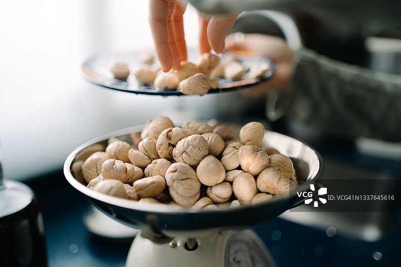 用秤称量栗子图片素材