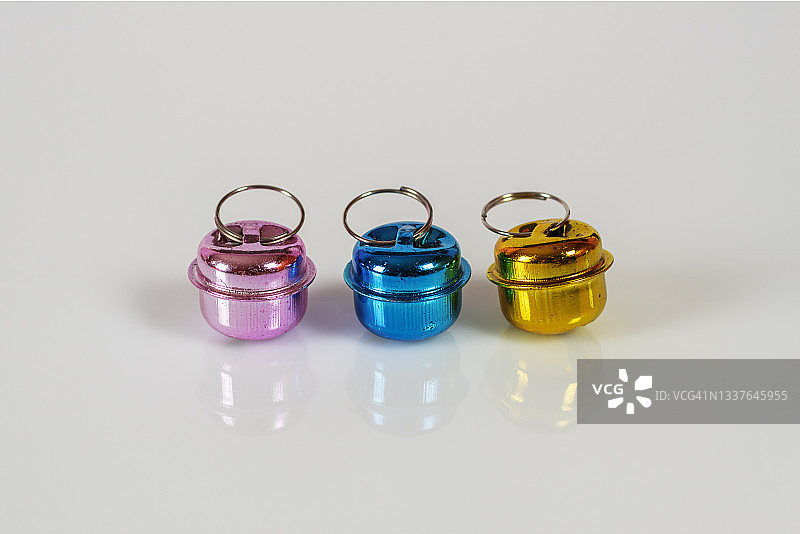 白色背景上带有反光的三只雪橇铃铛图片素材