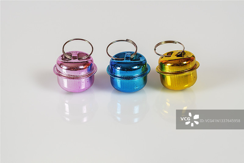 白色背景上带有反光的三只雪橇铃铛图片素材