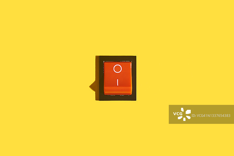 黄色背景上的翘板开关，断电位置图片素材