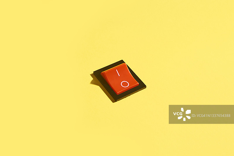 黄色背景上的翘板开关，断电位置图片素材