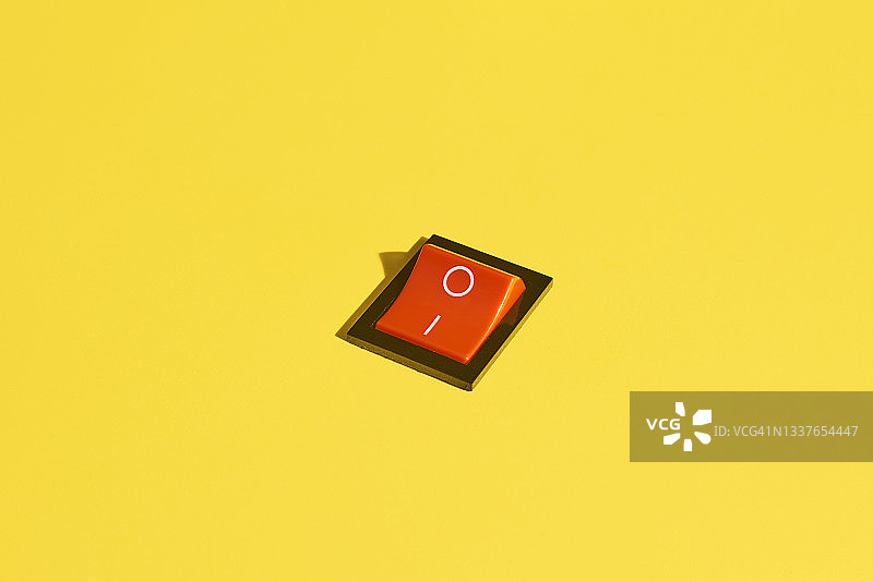 黄色背景上的摇杆开关，电源开启位置图片素材