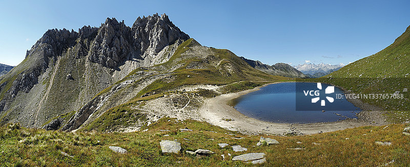 圣玛丽山谷卢科马尼奥山口附近科隆贝山、太阳山口和坎帕尼特湖的广阔全景图片素材