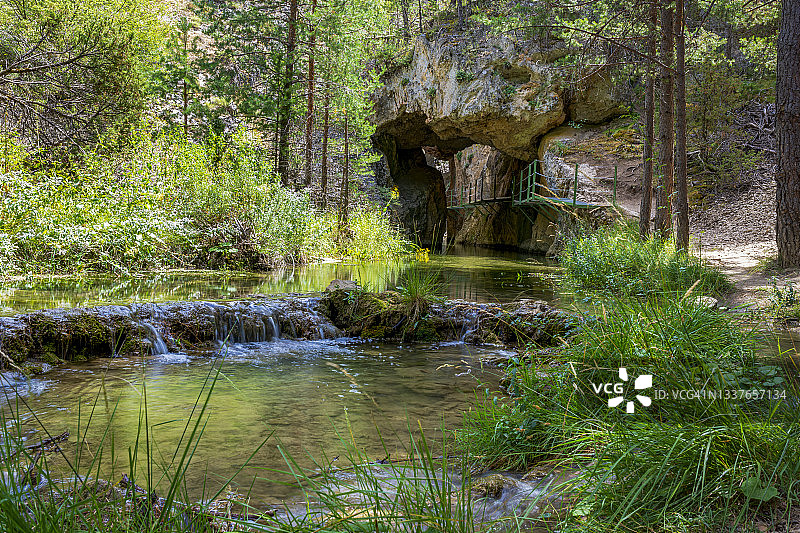 西班牙特鲁埃尔省阿尔瓦拉辛山卡洛马德的霍兹溪谷路线图片素材