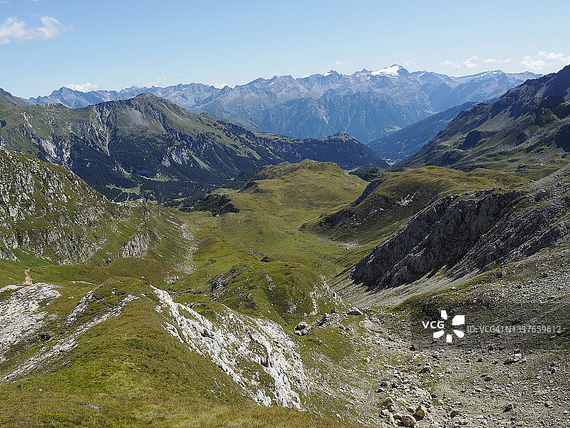 圣玛丽山谷（瓦勒圣玛丽亚）中卡纳利平原的俯视图，靠近卢科马尼奥山口图片素材