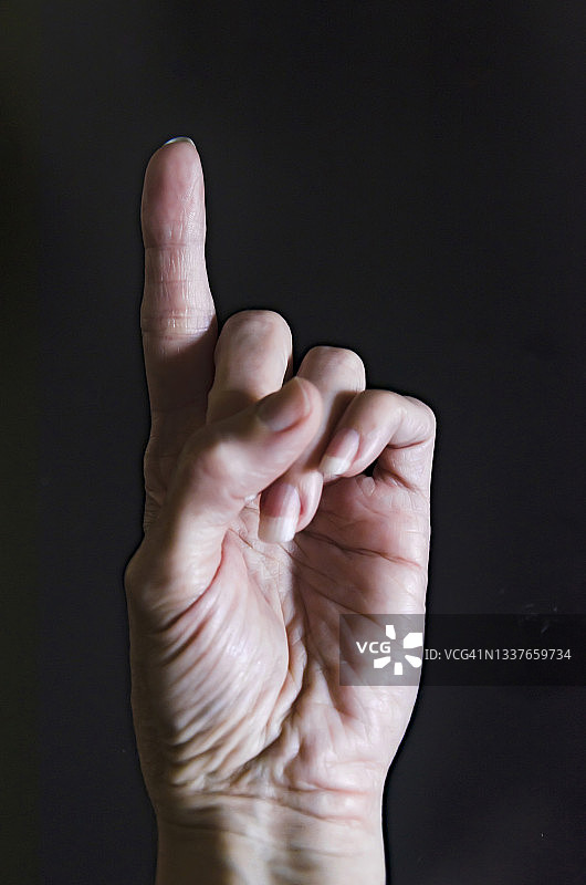 手指向上指的人手图片素材