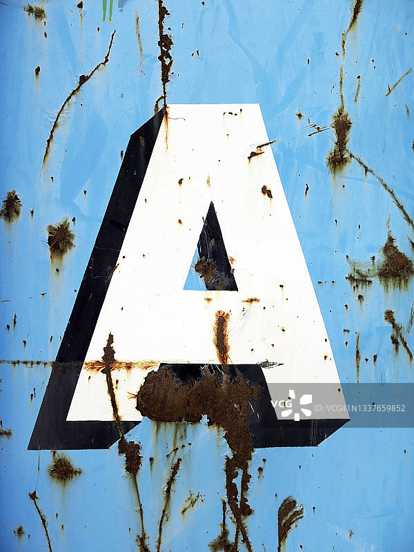 布鲁塞尔生锈金属板上绘制的字母A图片素材