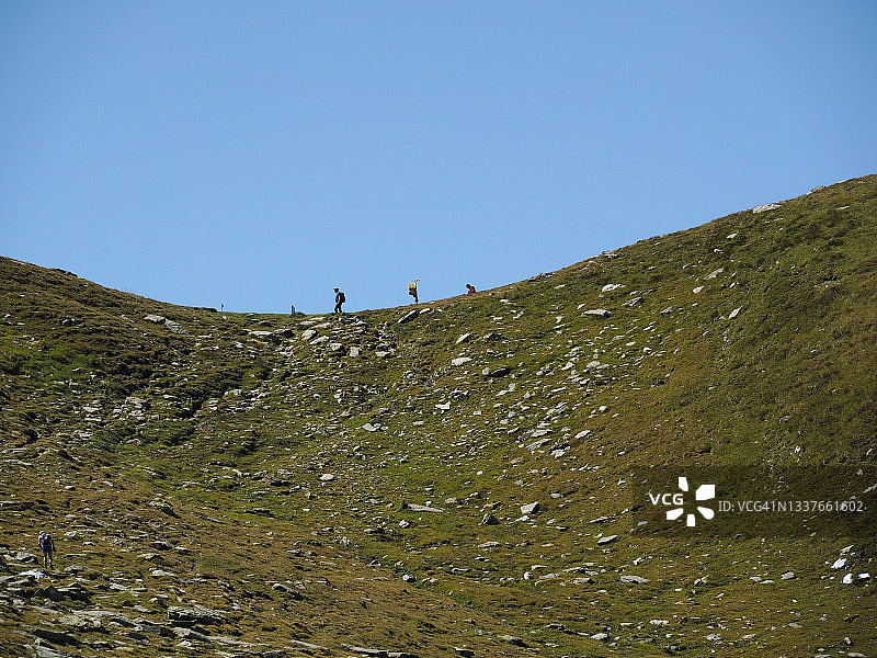 两名徒步旅行者在卢克马尼尔山口图片素材
