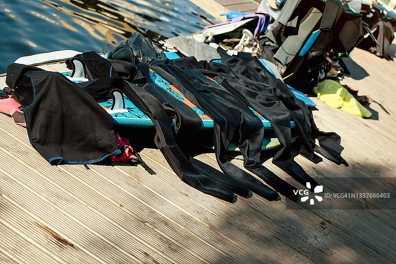 冲浪者在平静的水面上晾晒潜水服图片素材