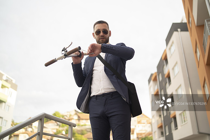 在城市户外手持滑板车图片素材