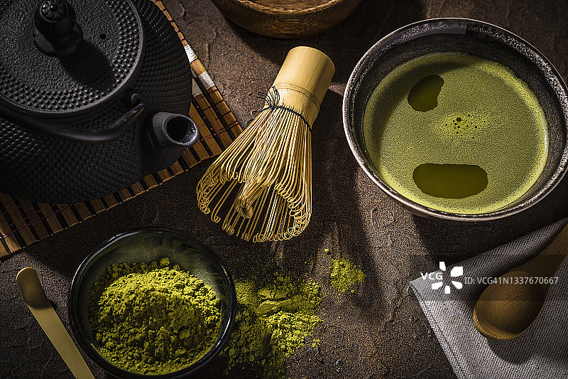 在粗陶碗中准备抹茶图片素材