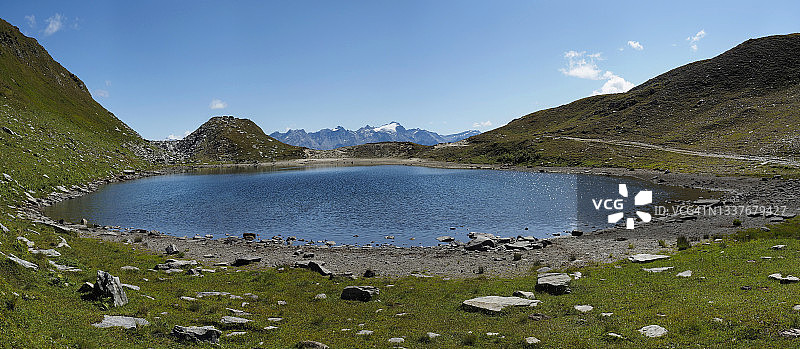 圣玛丽山谷中Passo del Sole山口和Campanitt湖全景图片素材