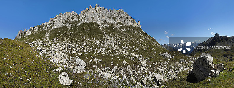 圣玛丽山谷卢科马尼奥山口附近的比佐科隆贝或坎帕尼特全景图片素材