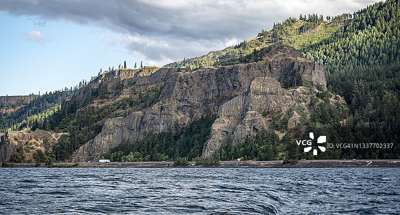 俄勒冈州哥伦比亚河沿岸悬崖全景图片素材