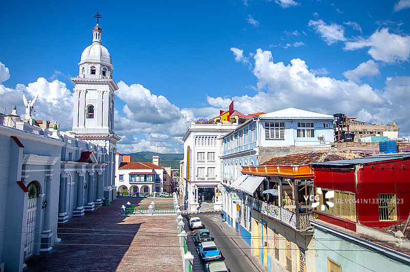 古巴圣地亚哥城市和大教堂全景图片素材
