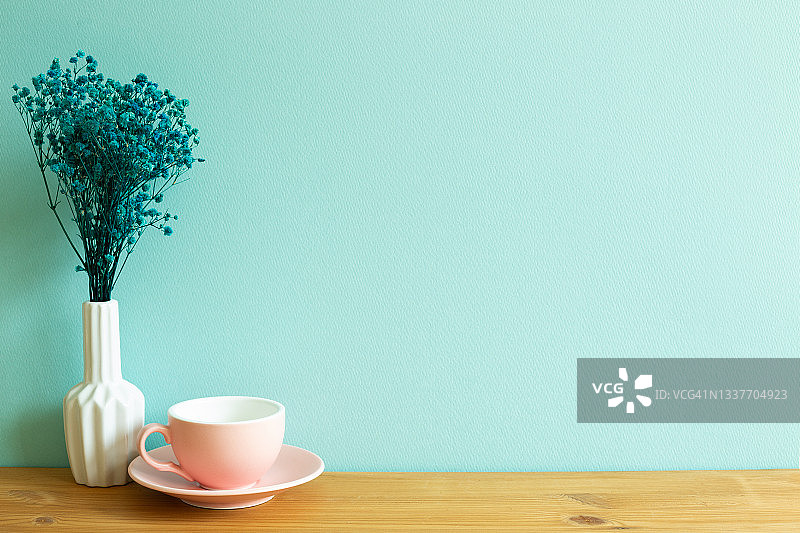 咖啡马克杯与干花图片素材