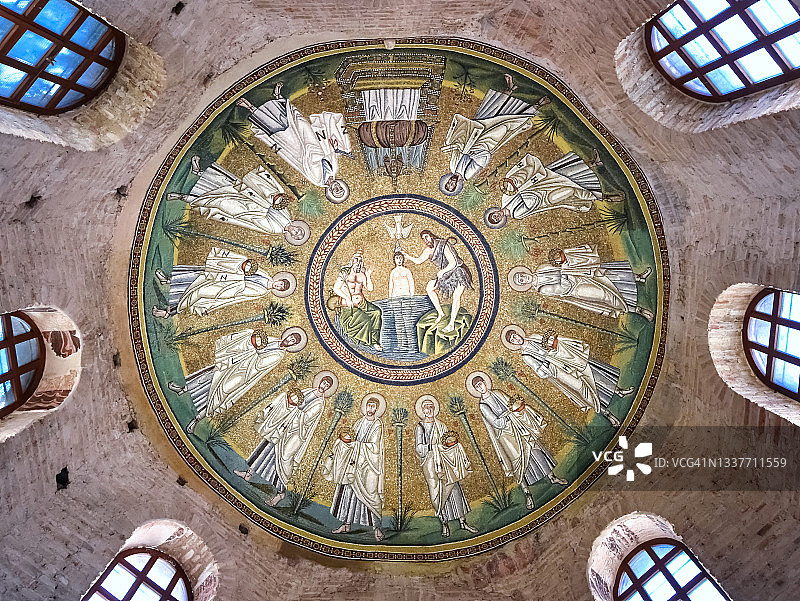 意大利拉文纳阿里安洗礼堂的拜占庭马赛克细节特写图片素材