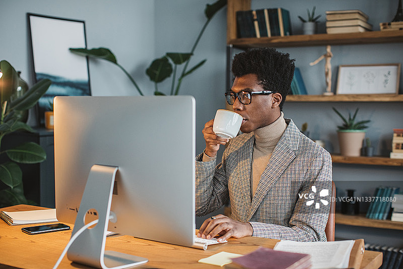 年轻商人的一天图片素材