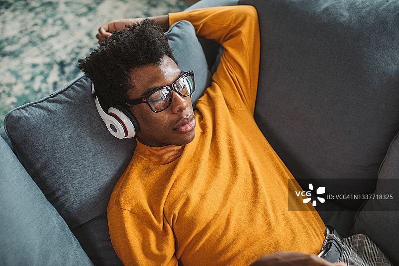 年轻商人的一天图片素材