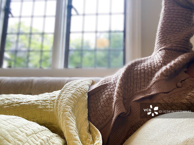 非裔美国女性在沙发上小憩醒来图片素材