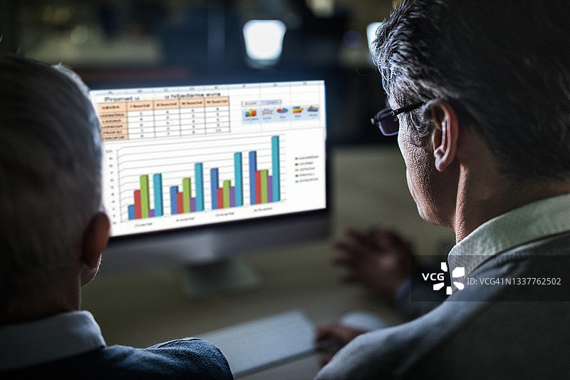 在办公室工作到深夜！图片素材