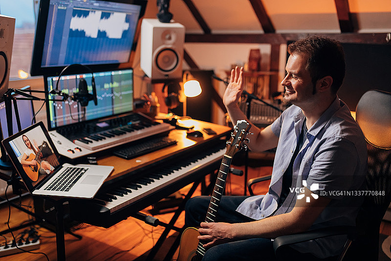 我们准备好今天的原声吉他课了吗？图片素材