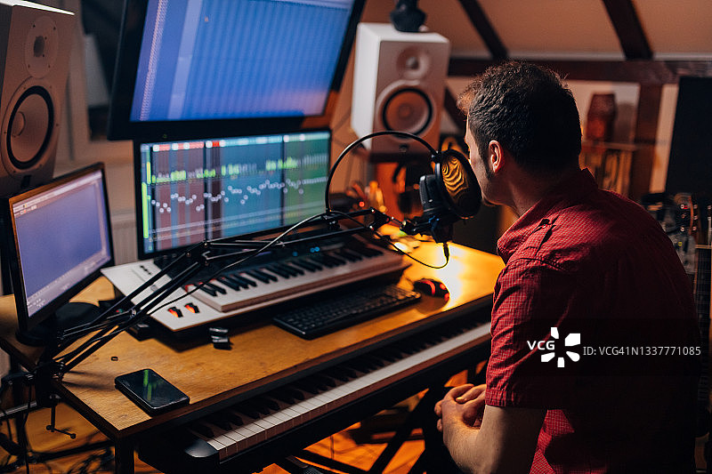 音乐家和播客在直播播客时宣传他的新歌图片素材