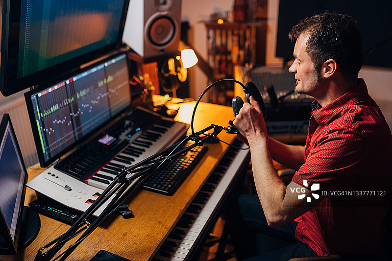 播客在录制音乐播客前调整麦克风和录音设备图片素材