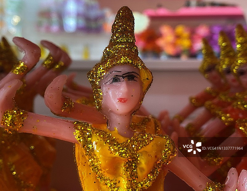 泰国传统黏土娃娃的美。图片素材